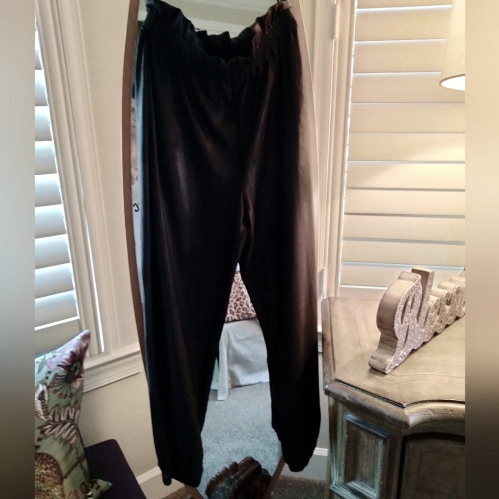 Liquid leather jogger style blk pant w/ wide waist and pockets Great fit M or L